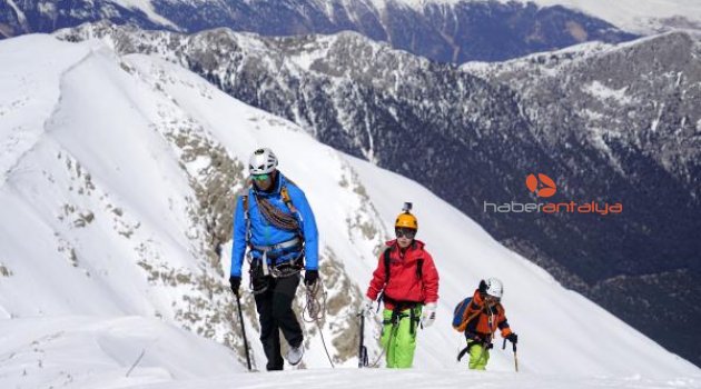 Everest'e tırmanan dağcı, çocuklarını doğada büyütüyor