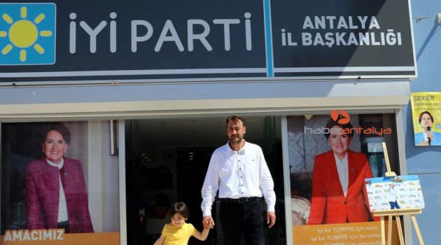 Evine hazırladığı düzenekle kızı minik Özge’ye yürümeyi öğreten baba milletvekili aday adayı oldu