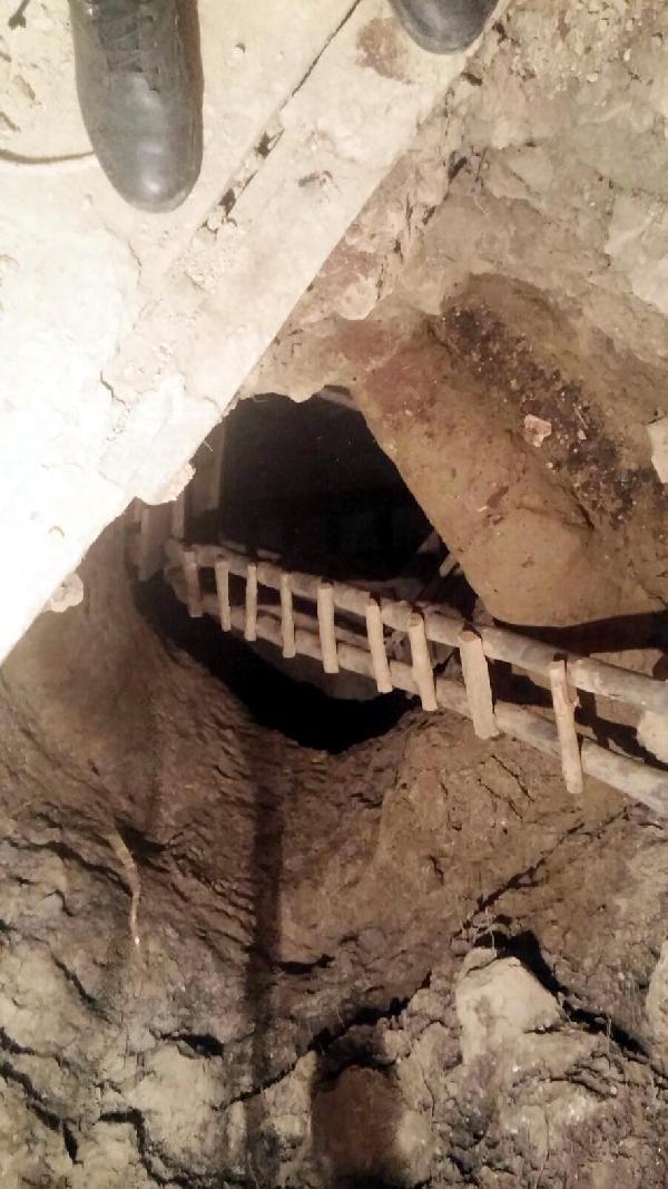 EVİNİN ALTINDA KAÇAK KAZI YAPARKEN YAKALANDI