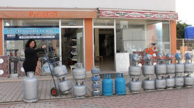 Evinin geçimi ve çocukları için tek başına tüp bayisi işletiyor