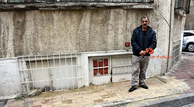 Evinin girişi kaldırım taşıyla örüldü