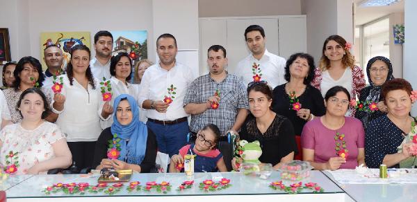 EXPO'NUN ÇİÇEKLERİNİ ENGELLİ KADINLAR YAPIYOR