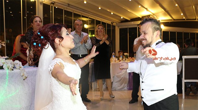 FACEBOOK'TA TANIŞIP EVLENDİLER