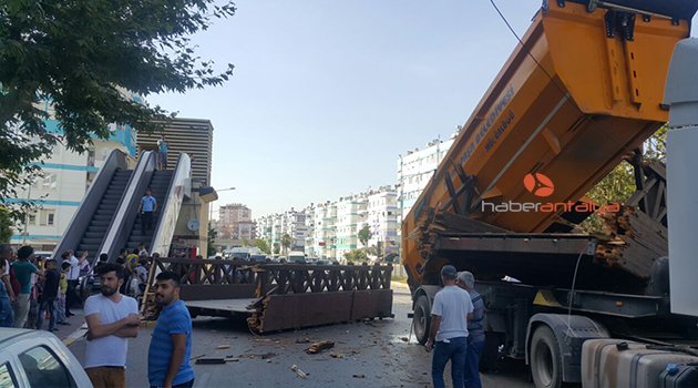 FACİAYA KIL PAYI: KAMYON ÜST GEÇİDİ YIKTI