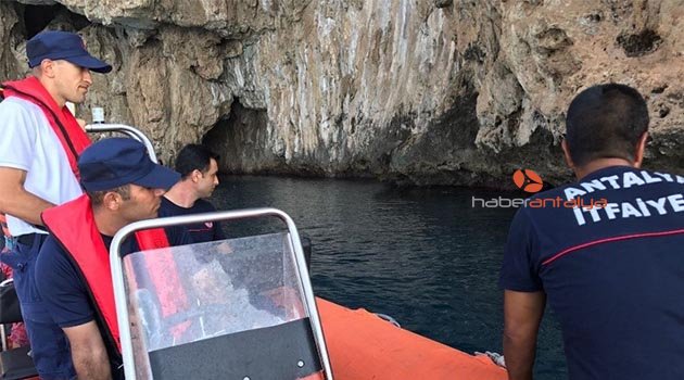 Falezlerde sıkışan kediyi Sahil Güvenlik kurtardı