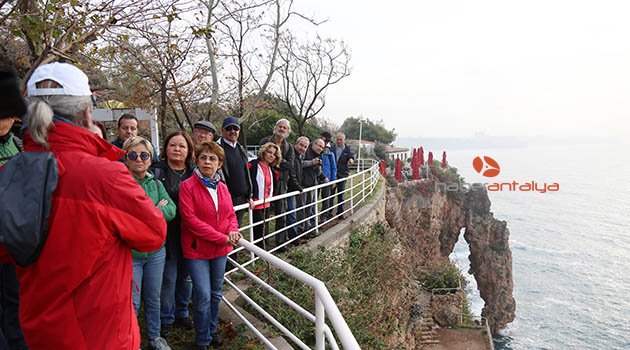Falezlere dikkat çekmek için yürüdüler