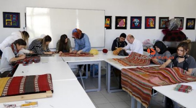 Fare ve güvelerin zarar verdiği kilimleri yeniliyorlar