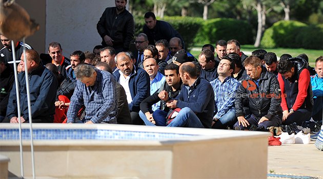 FARKLI RENKLER CUMA NAMAZINDA BULUŞTU