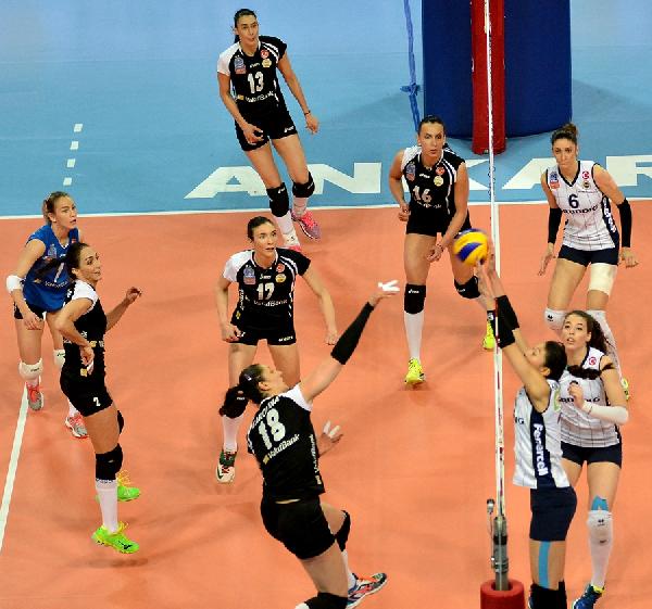 Fenerbahçe Grundig: 3 - Vakıfbank: 2