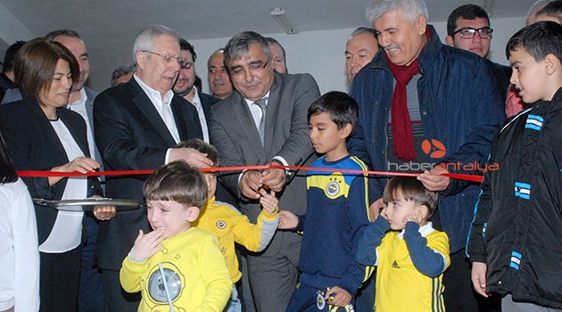 Fenerbahçe'nin Serik'te yaptırdığı potaları Başkan Aziz Yıldırım açtı
