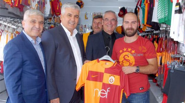 Fenerli Başkan Galatasaray forması aldı