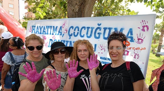 Festivale katılan kadınlar Al yazma Anıtına İz bıraktı