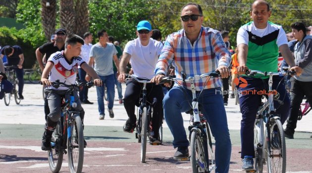 Finike’de pedallar sağlık için çevrildi