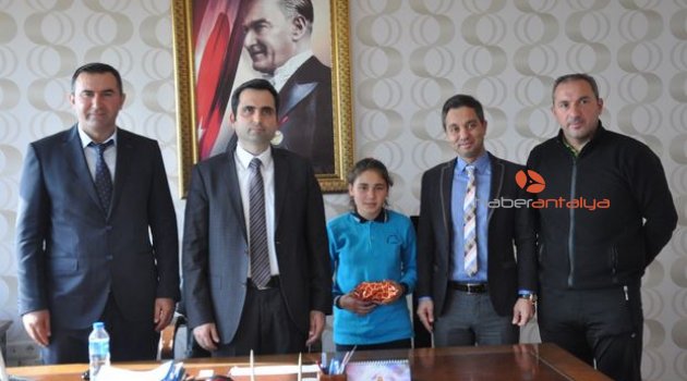 Finike Kaymakamı başarılı öğrencileri ödüllendirdi