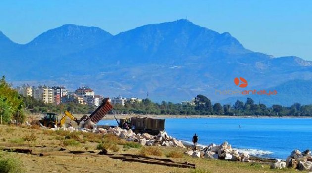 Finike kumullarında tartışılan taş kütleleri