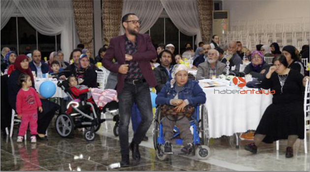 Finike'de engellilere moral gecesi