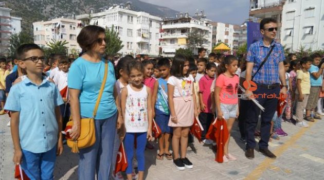 Finike'de öğrenciler ders başı yaptı