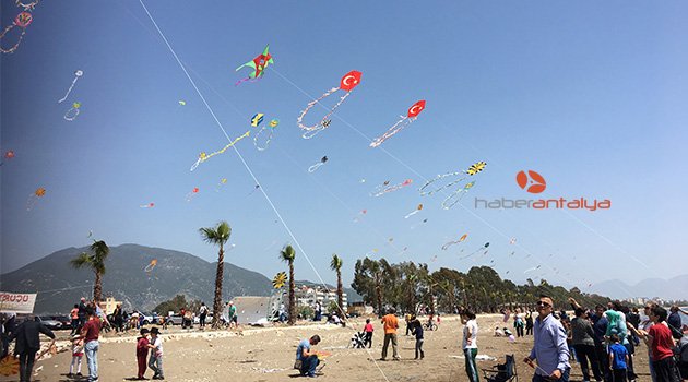 Finike'de uçurtma şenliği