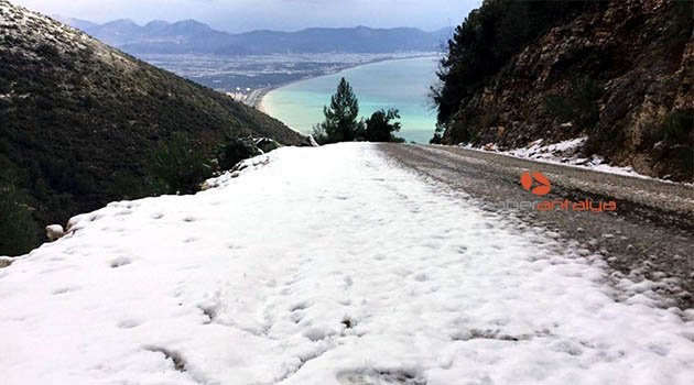 Finike'nin yüksek kesimine kar yağdı
