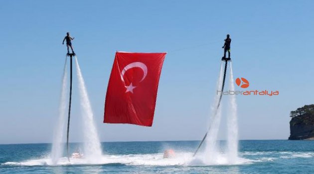 Flyboardla deniz üstünde Türk bayrağı açtılar