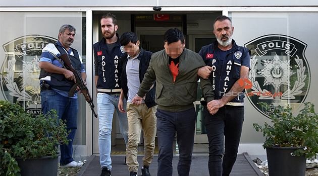 Folyo kaplı çantayla hırsızlık yaparken yakalandılar