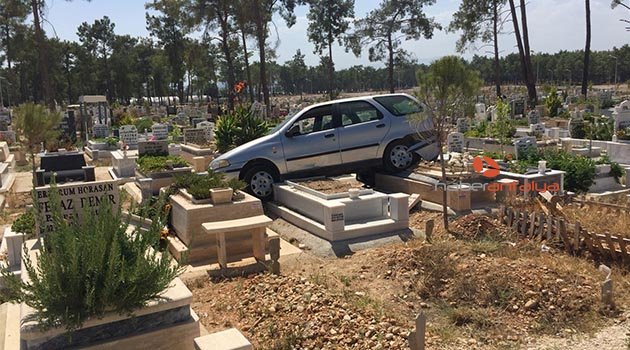 Fren yerine gaza basınca mezarların üzerine çıktı