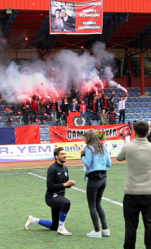 Futbolcudan Sahada Sürpriz Evlenme Teklifi