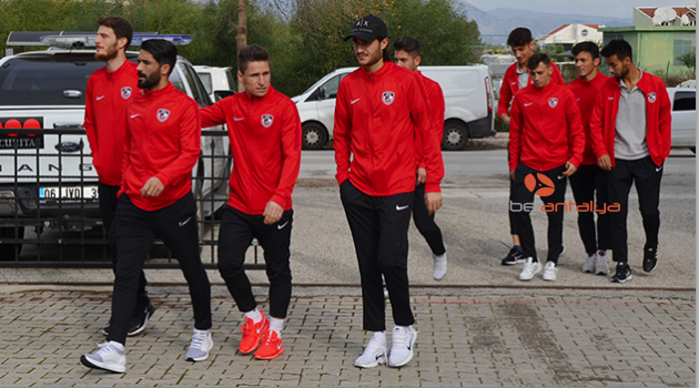 Futbolcular, Dinler Bahçesi'nde cuma namazı kıldı
