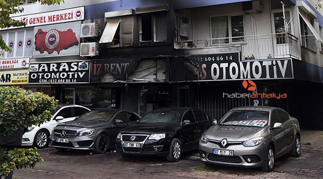 Galerideki 3 otomobili ateşe verdiler