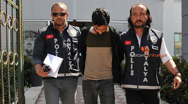 Gaspçıyı, kuru kafa çıkartmalı kaskı ele verdi