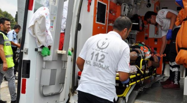 Gazipaşa'da trafik kazası: Direğe çarparak durabildi