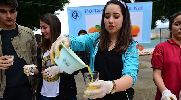 Gazlı içecek içmek yerine portakal sıkıp ikram ettiler