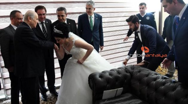 Gelin ve damat, Bahçeli'nin elini öptü