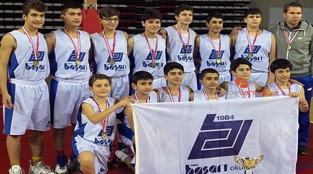 Genç basketbolcuların şampiyonluk sevinci