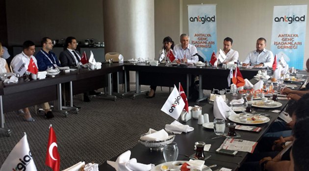 GENÇ İŞ ADAMLARI İLE BİR ARAYA GELDİ