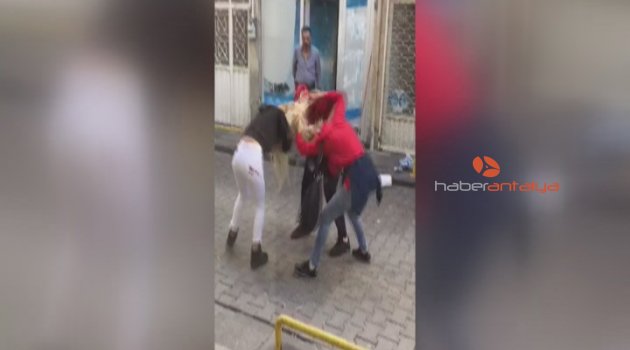 Genç kızlar saç saça baş başa kavga etti (Videohaber)