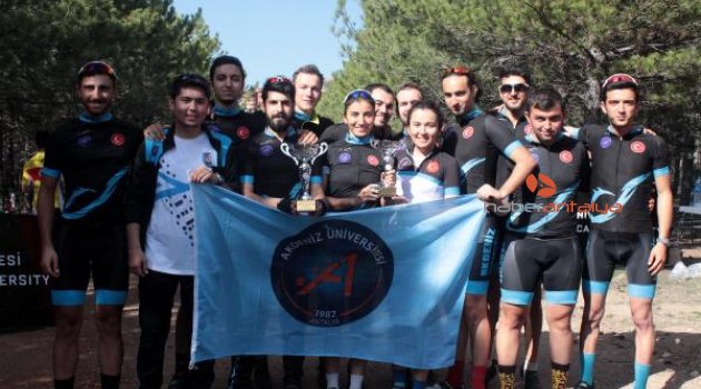 Genç pedallar kupayla döndü