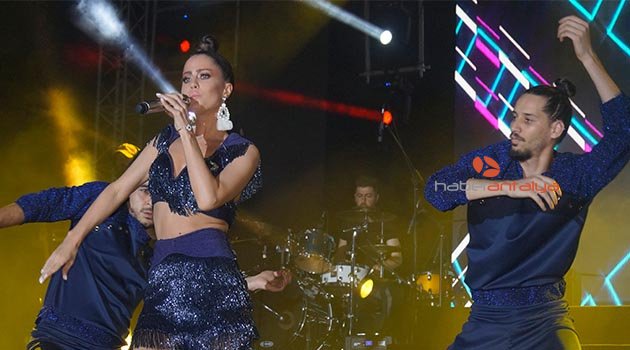 Gençler Derya Uluğ ile coştu