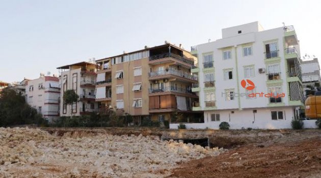 Göçmen Parkı'nda dere yatağı ortaya çıktı