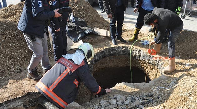 Göçük altından 'su hortumuyla' nefes alarak kurtuldu