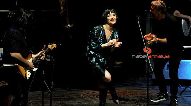 Gonca Vuslateri'den eğlenceli canlı performans