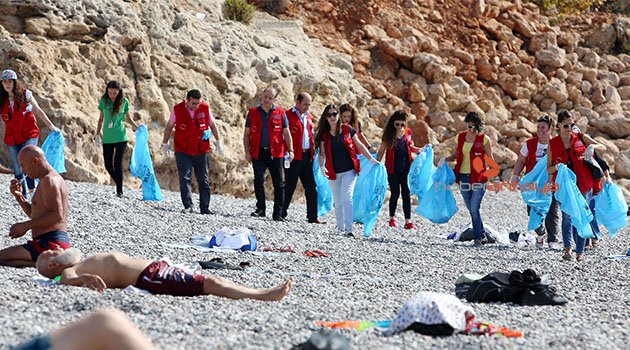 Gönüllüler Konyaaltı sahilinde temizlik yaptı