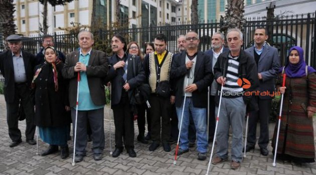 Görme engellilerden 'beyaz baston' raporuna tepki