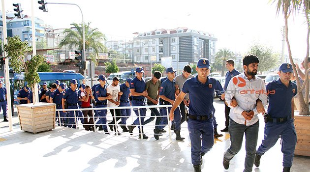 Gözaltına alınan 17 torbacı adliyede