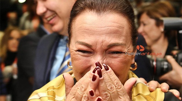 GÜL SUNAL, GÖZYAŞLARINA HAKİM OLAMADI.