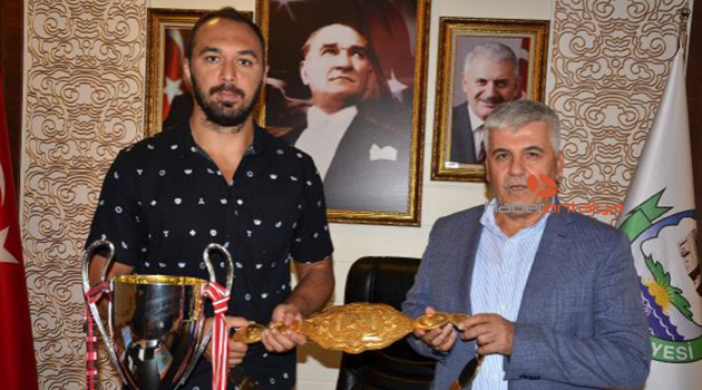 Gürbüz altın kemeri Çalık'a hediye etti