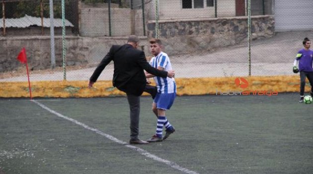 Hakem, futbolcusuna tekme atan başkanı tribüne gönderdi
