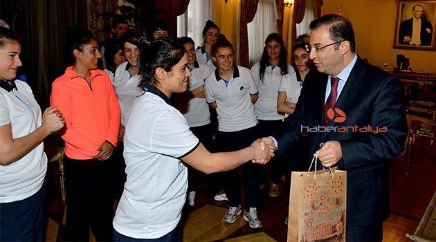 HAKKARİ KADIN FUTBOL TAKIMI VALİ TÜRKER'İ ZİYARET ETTİ