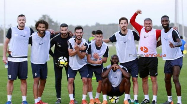 Hamzaoğlu: Maçta futbolun güzellikleri ile sahada olalım