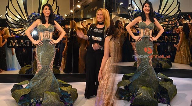 Hande Yener, fuarda çiçek şeklinde abiye giydi!